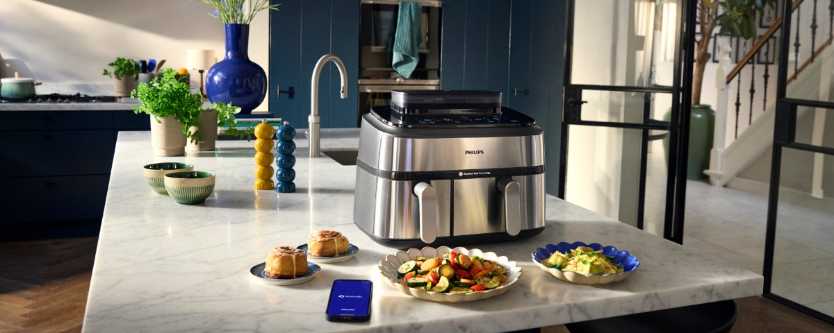 عائلة تستمتع بالمأكولات المقلية